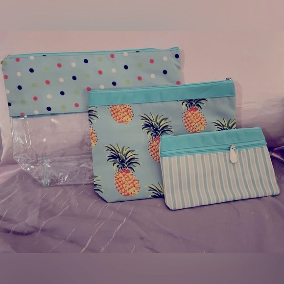 Initials,inc. 3 piece Cosmo Kit - Picture 1 of 4